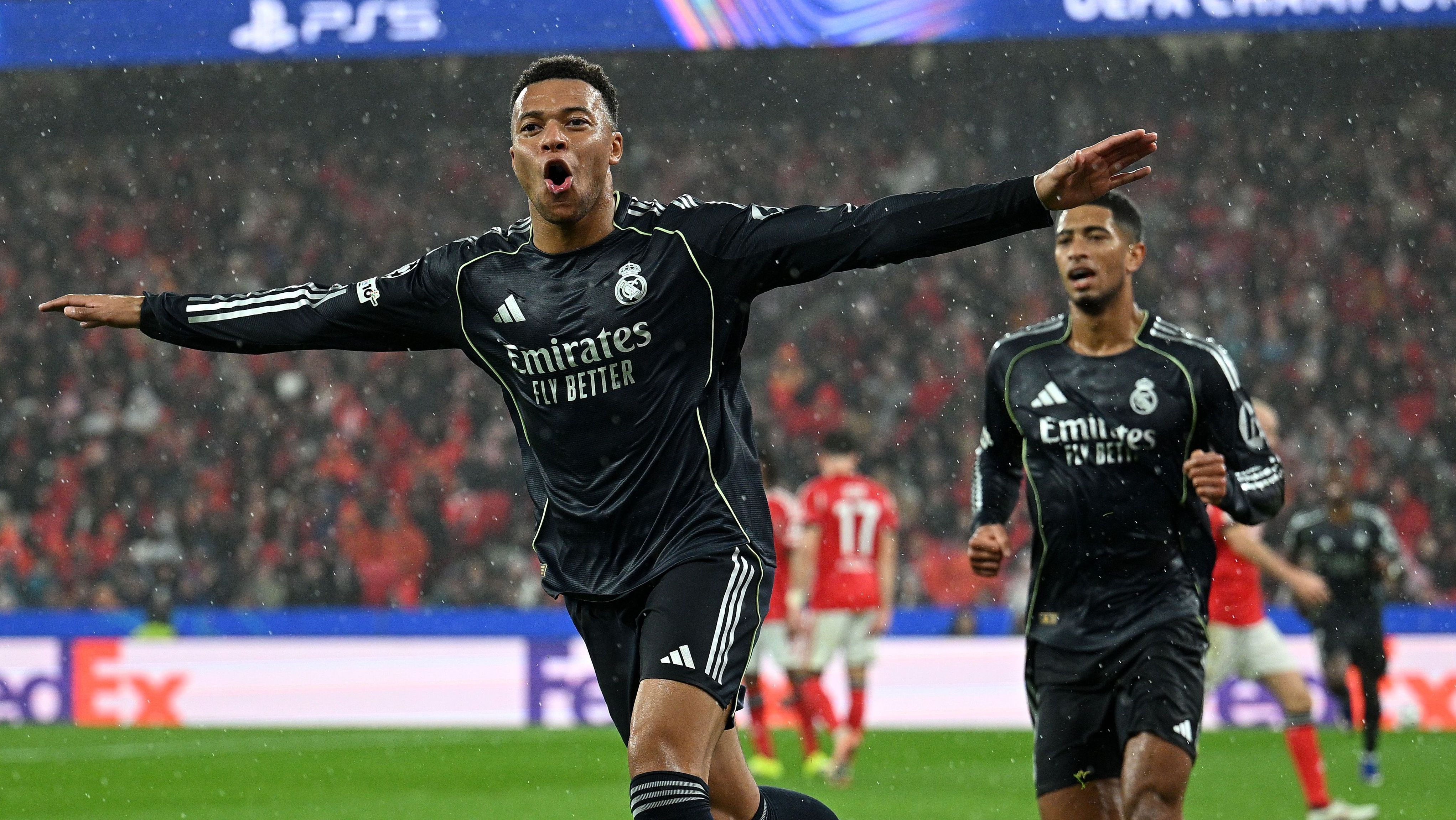 Mbappé comemora gol contra o Benfica no Estádio da Luz