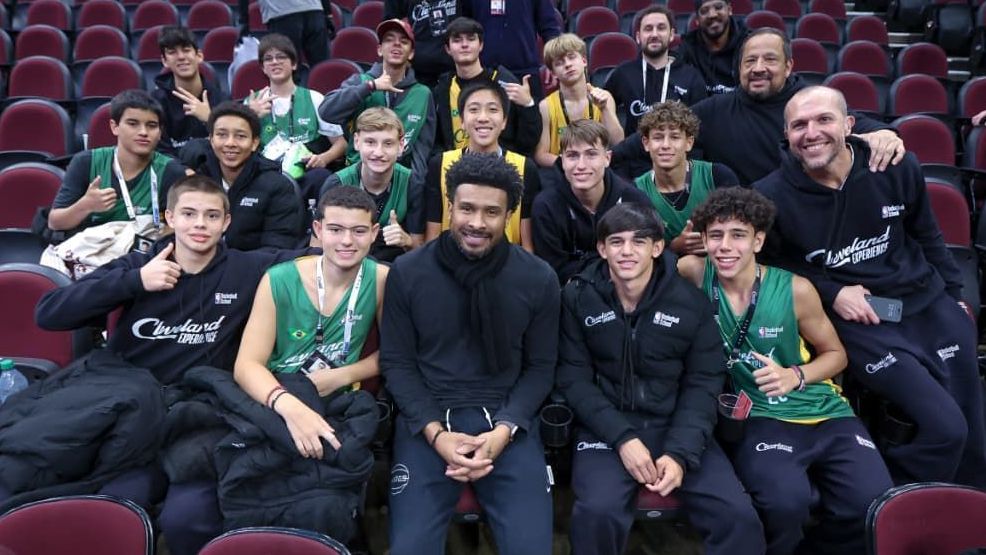 Leandro Barbosa com participantes da Cleveland Experience