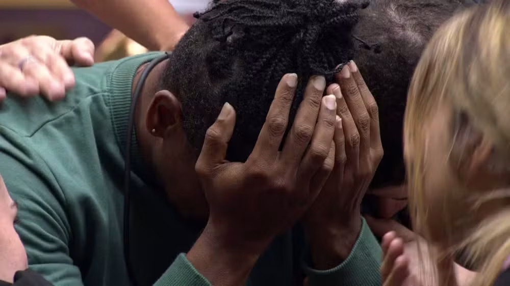 Leandro chorou após ser indicado ao Paredão do BBB 26 • Reprodução/Globo