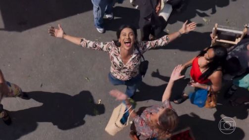 Dira Paes faz referência a "Salve Jorge" em capítulo de "Três Graças"