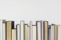 Confira a lista dos 10 livros mais vendidos de 2025