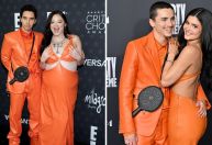 Elenco de "Hacks" recria looks de Kylie Jenner e Timothée Chalamet