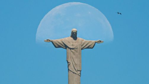 Fotógrafo registra lua "abraçando" o Cristo Redentor