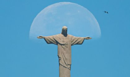 Fotógrafo captura lua "abraçando" o Cristo Redentor em verão carioca