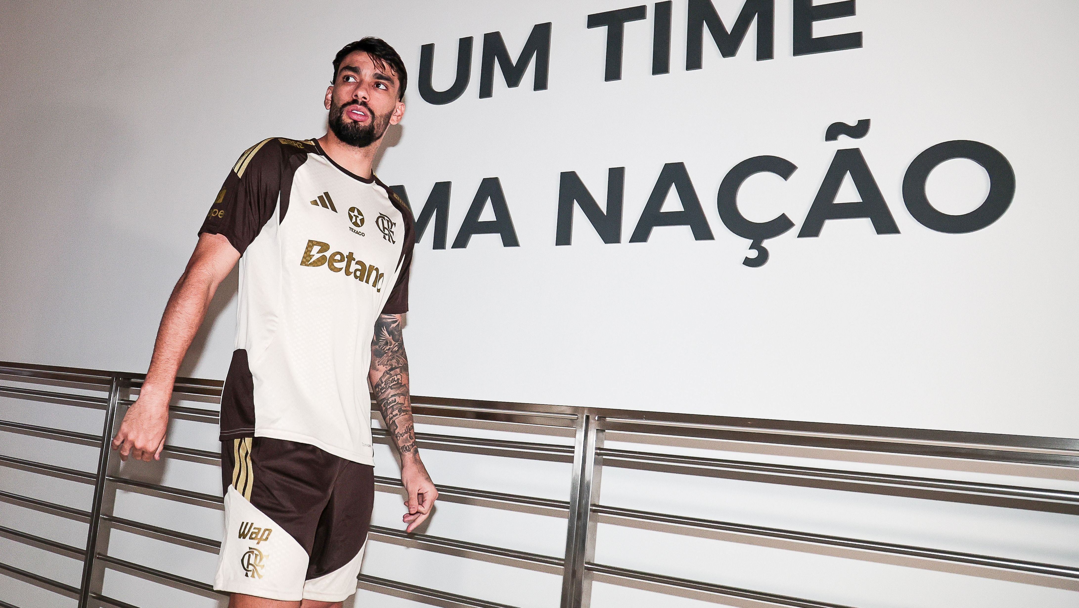 Lucas Paquetá com a camisa de treino do Flamengo