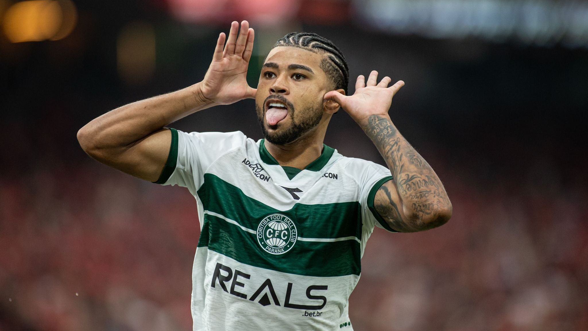 Lucas Ronier comemora o gol do Coritiba na vitória sobre o rival Athletico-PR em plena Arena da Baixada