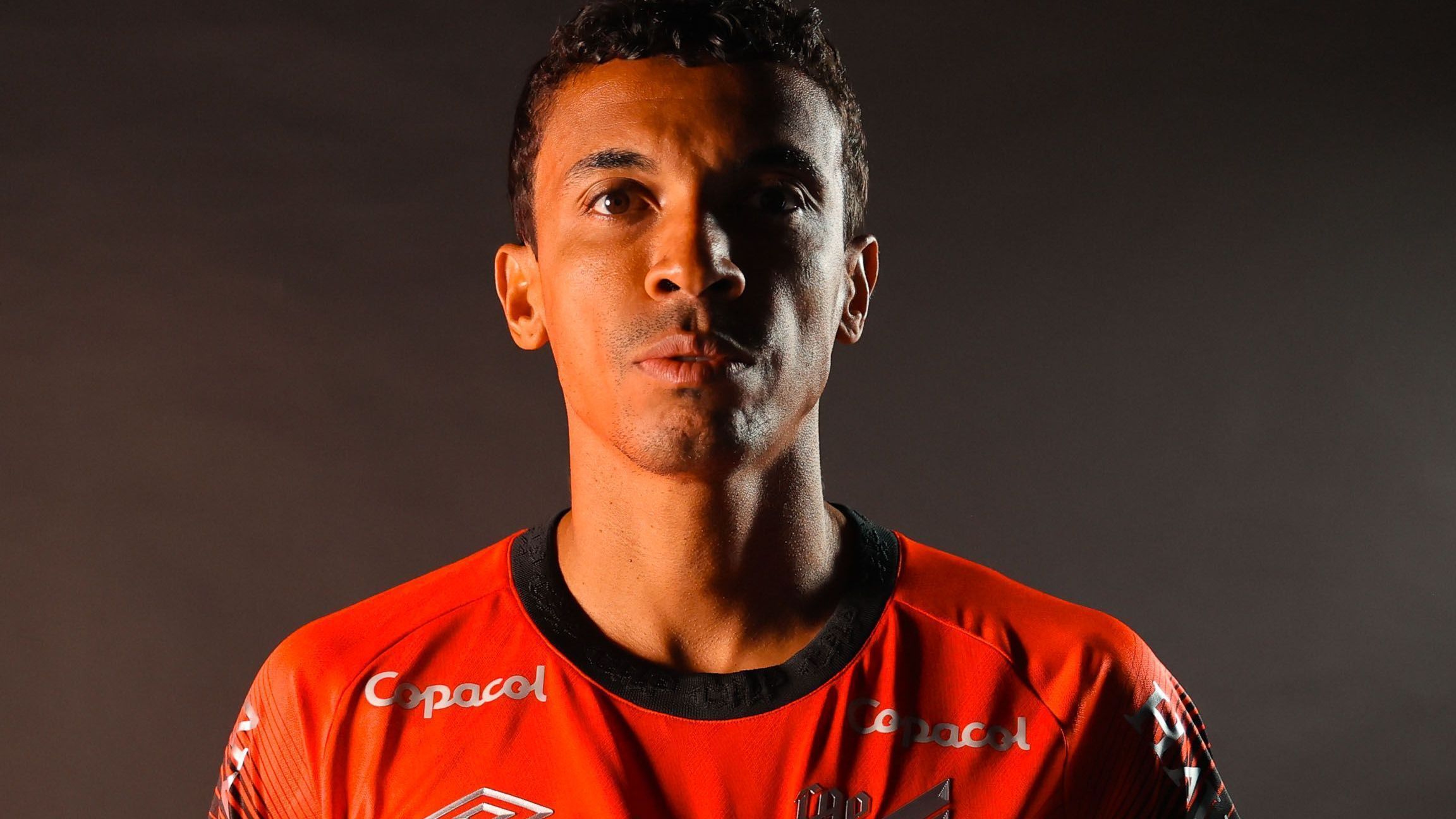 Luiz Gustavo é o novo reforço do Athletico-PR