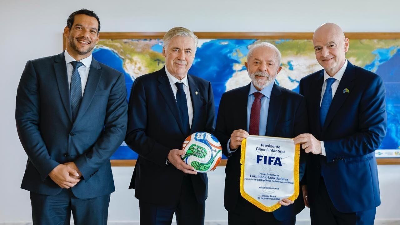 Samir Xaud, presidente da CBF, Carlo Ancelotti, técnico da Seleção masculina, o presidente Luis Inácio Lula da Silva, e Gianni Infantino, presidente da Fifa, posam para foto após encontro no Palácio do Planalto