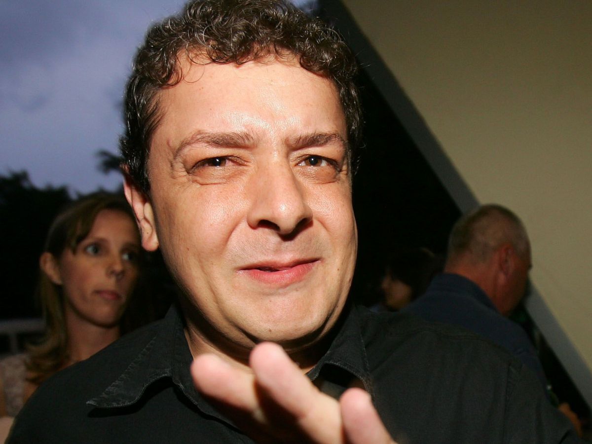 Imagem de Lulinha com sobreposição de algemas simbólicas, documentos da PF e foto de Lula ao fundo com expressão preocupada, representando o cerco da Polícia Federal e as tentativa