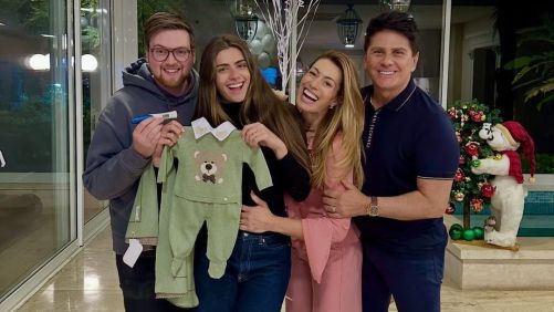 Elaine mostrou os presentes que os mais novos avós deram para a criança: um macaquinho verde e outro vermelho