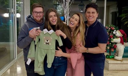 Elaine mostrou os presentes que os mais novos avós deram para a criança: um macaquinho verde e outro vermelho