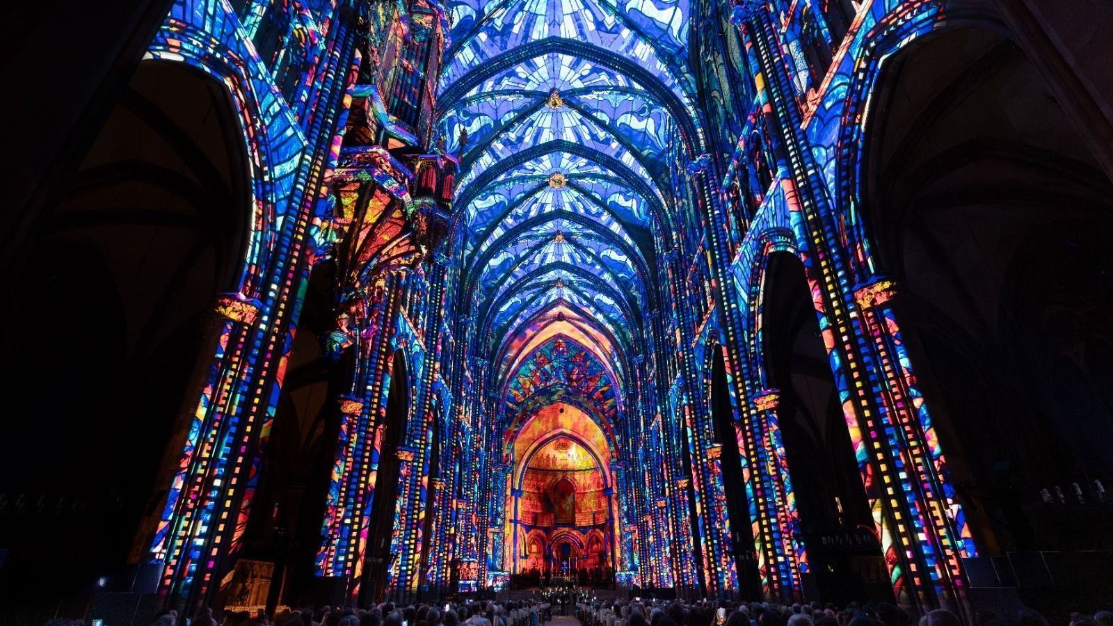 Um espetáculo de luzes imersivo com participação de orquestra e coro ao vivo ocupa a Catedral da Sé
