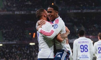 Com hat-trick de Endrick, Lyon goleia Metz na Ligue 1
