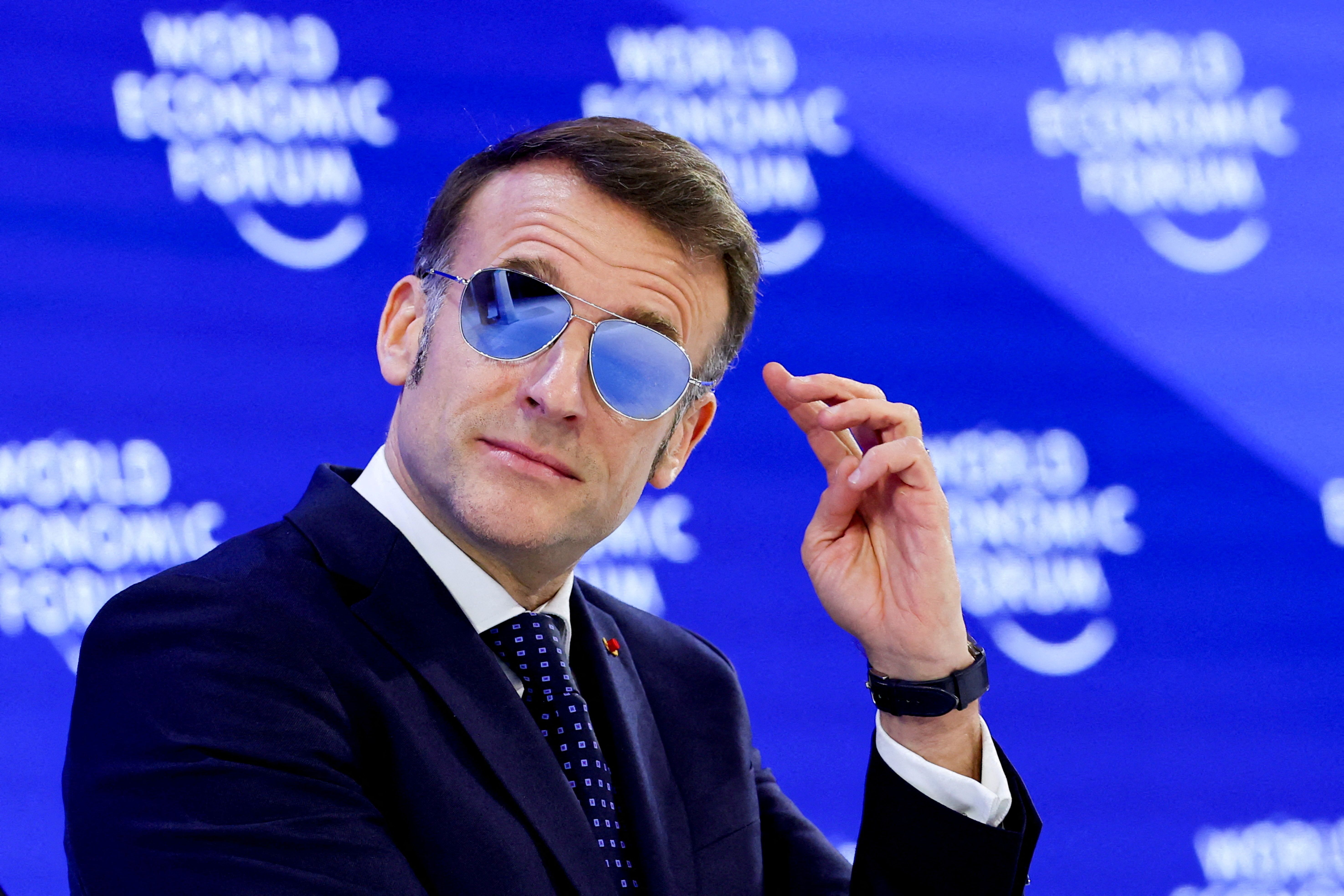 Presidente da França, Emmanuel Macron, com óculos de sol enquanto participa do Fórum Econômico Mundial em Davos, na Suíça • REUTERS/Denis Balibouse