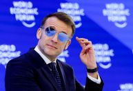 Visual de Macron com óculos em Davos impulsiona ações de fabricante