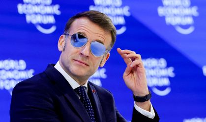 Visual de Macron com óculos em Davos impulsiona ações de fabricante