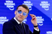 Visual de Macron com óculos em Davos impulsiona ações de fabricante