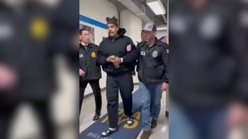Vídeo aparentemente mostra Nicolás Maduro sendo levado para a prisão em Nova York após ser capturado pelos Estados Unidos