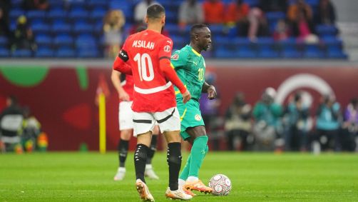 Mané disputa bola com Salah na Copa Africana de Nações
