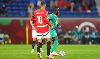 Mané disputa bola com Salah na Copa Africana de Nações