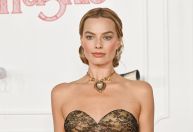Margot Robbie usa colar de Elizabeth Taylor em première de novo filme; veja