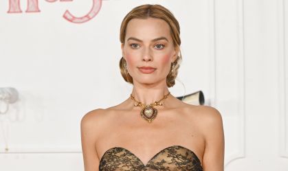 Margot Robbie usa colar de Elizabeth Taylor em première de novo filme; veja