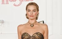 Margot Robbie usa colar de Elizabeth Taylor em première de novo filme; veja