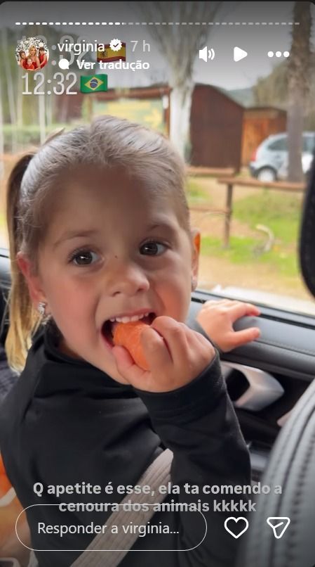 Maria Flor come cenoura que iria oferecer aos animais durante o safari • Instagram/Virginia