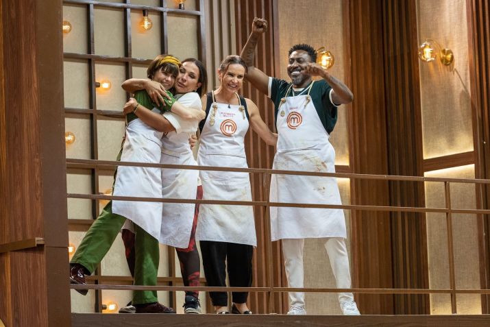 Julianne Trevisol e Valesca Popozuda se abraçam e comemoram a vaga na final do "MasterChef Celebridades" • Melissa Haidar/Band
