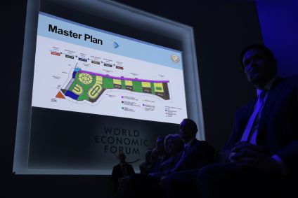 Um plano para a reconstrução de Gaza é mostrado na tela depois que o presidente dos EUA, Donald Trump, apresentou o “Conselho da Paz” no Fórum Econômico Mundial (WEF) em 22 de janeiro de 2026 em Davos, Suíça