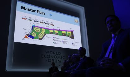 Um plano para a reconstrução de Gaza é mostrado na tela depois que o presidente dos EUA, Donald Trump, apresentou o “Conselho da Paz” no Fórum Econômico Mundial (WEF) em 22 de janeiro de 2026 em Davos, Suíça