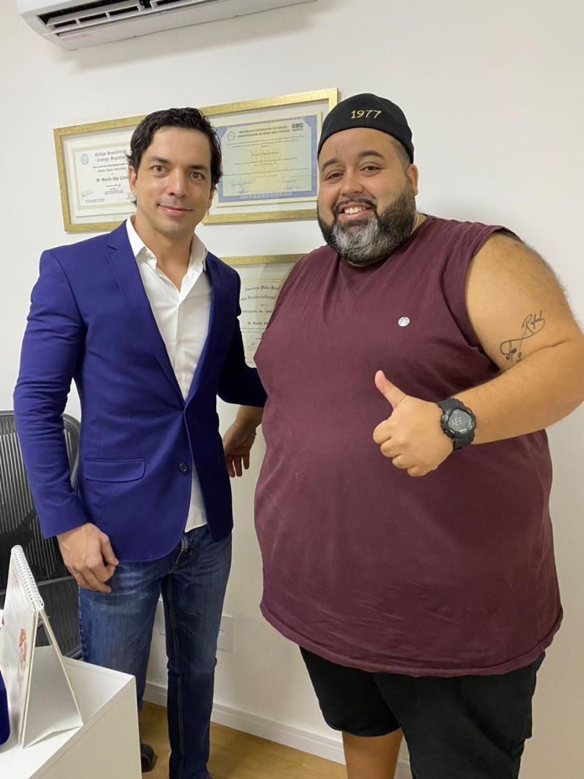 Dr. Marcelo e o paciente Rafael do quinto episódio do "Quilos Mortais Brasil" • Arquivo Pessoal