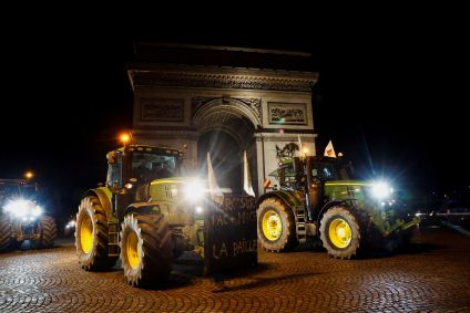 Tratores em frente ao Arco do Triunfo, em Paris, em protesto contra acordo comercial entre União Europeia e Mercosul