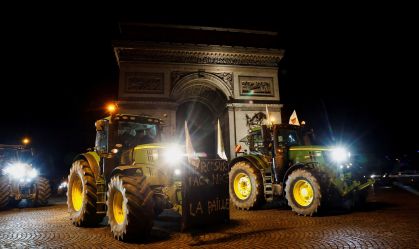 Tratores em frente ao Arco do Triunfo, em Paris, em protesto contra acordo comercial entre União Europeia e Mercosul