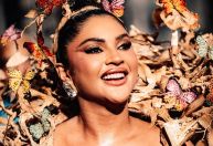 Mileide Mihaile usa fantasia de livros reciclados em ensaio da Tijuca