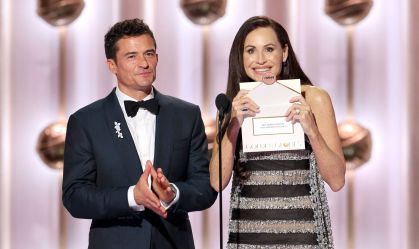 Orlando Bloom e Minnie Driver no palco do Globo de Ouro 2026