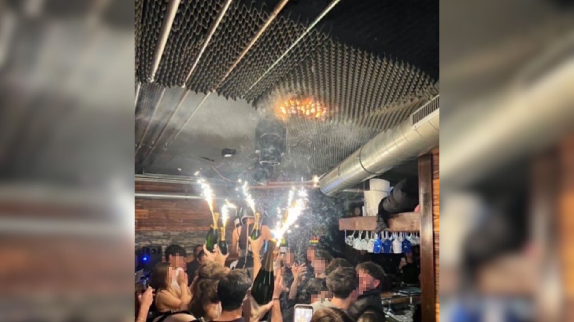 Uma imagem compartilhada nas redes sociais parece mostrar o que pode ser o início do incêndio no bar Le Constellation, em Crans-Montana, na Suíça. Parte da imagem foi borrada pela CNN para proteger as identidades. (Fonte: redes sociais)