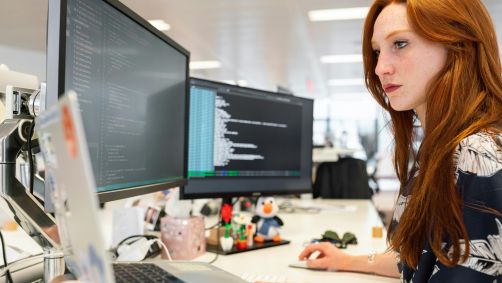 Ações simples do dia a dia, como clicar em links suspeitos ou usar senhas fracas, podem gerar consequências graves quando o assunto é compartilhar informações do trabalho online