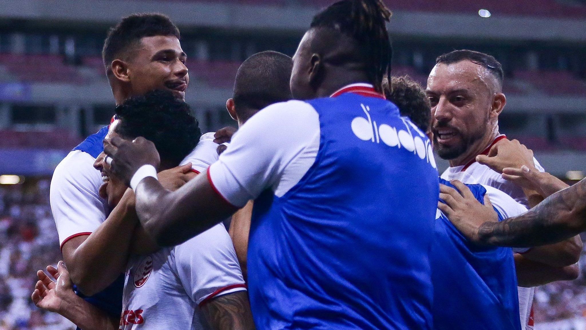 Jogadores do Náutico comemoram gol sobre o Santa Cruz pelo Pernambucano