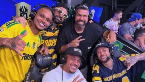Vitor Roque e Neymar assistem juntos ao jogo do Brasil na Kings League
