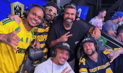 Vitor Roque e Neymar assistem juntos ao jogo do Brasil na Kings League