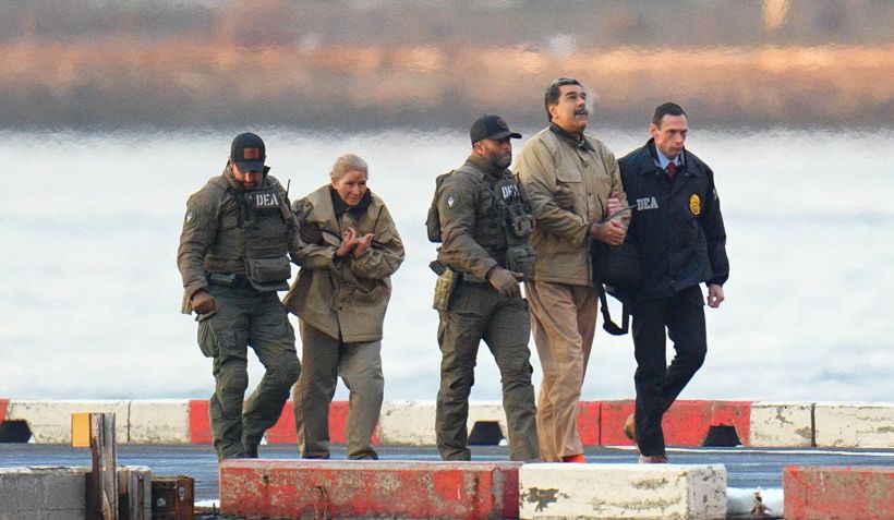 Nicolás Maduro e sua esposa, Cilia Flores, são vistos algemados após pousarem em um heliponto em Manhattan, escoltados por agentes federais armados • XNY/Star Max/GC Images