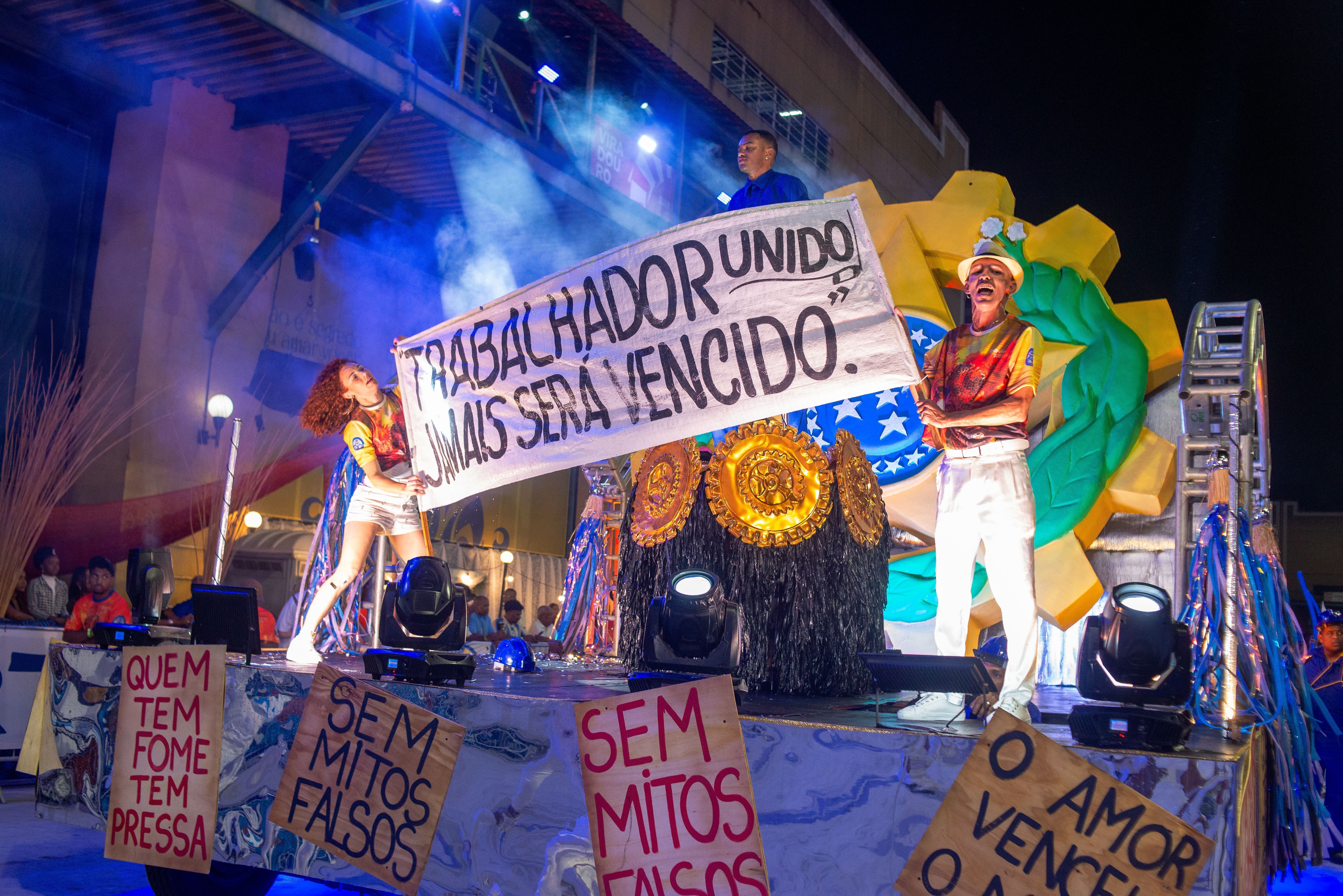 Acadêmicos de Niterói no minidesfile na Cidade do Samba