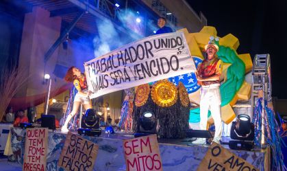 Acadêmicos de Niterói no minidesfile na Cidade do Samba