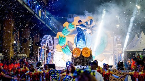 Acadêmicos de Niterói no minidesfile na Cidade do Samba