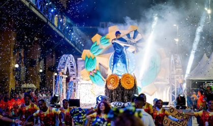 Acadêmicos de Niterói no minidesfile na Cidade do Samba