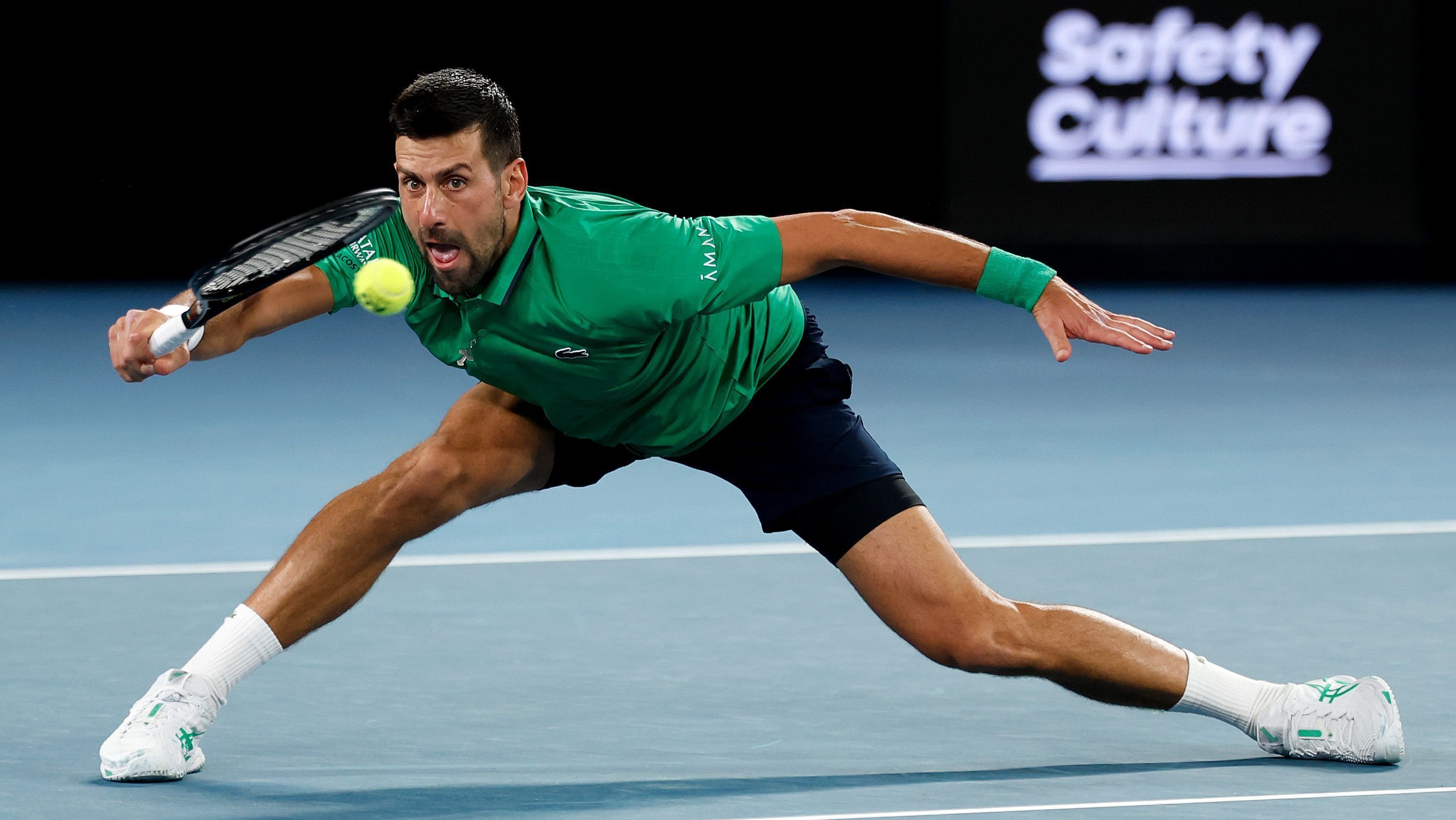 Novak Djokovic em ação na estreia no Australian Open 2026