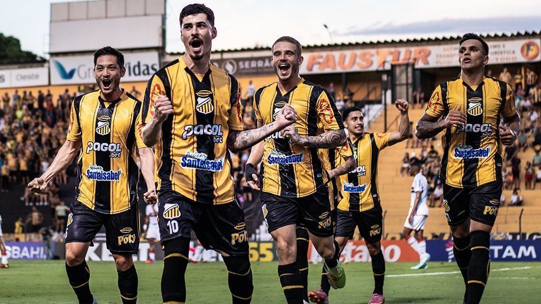 Jogadores do Novorizontino celebram vitória sobre o Botafogo-SP