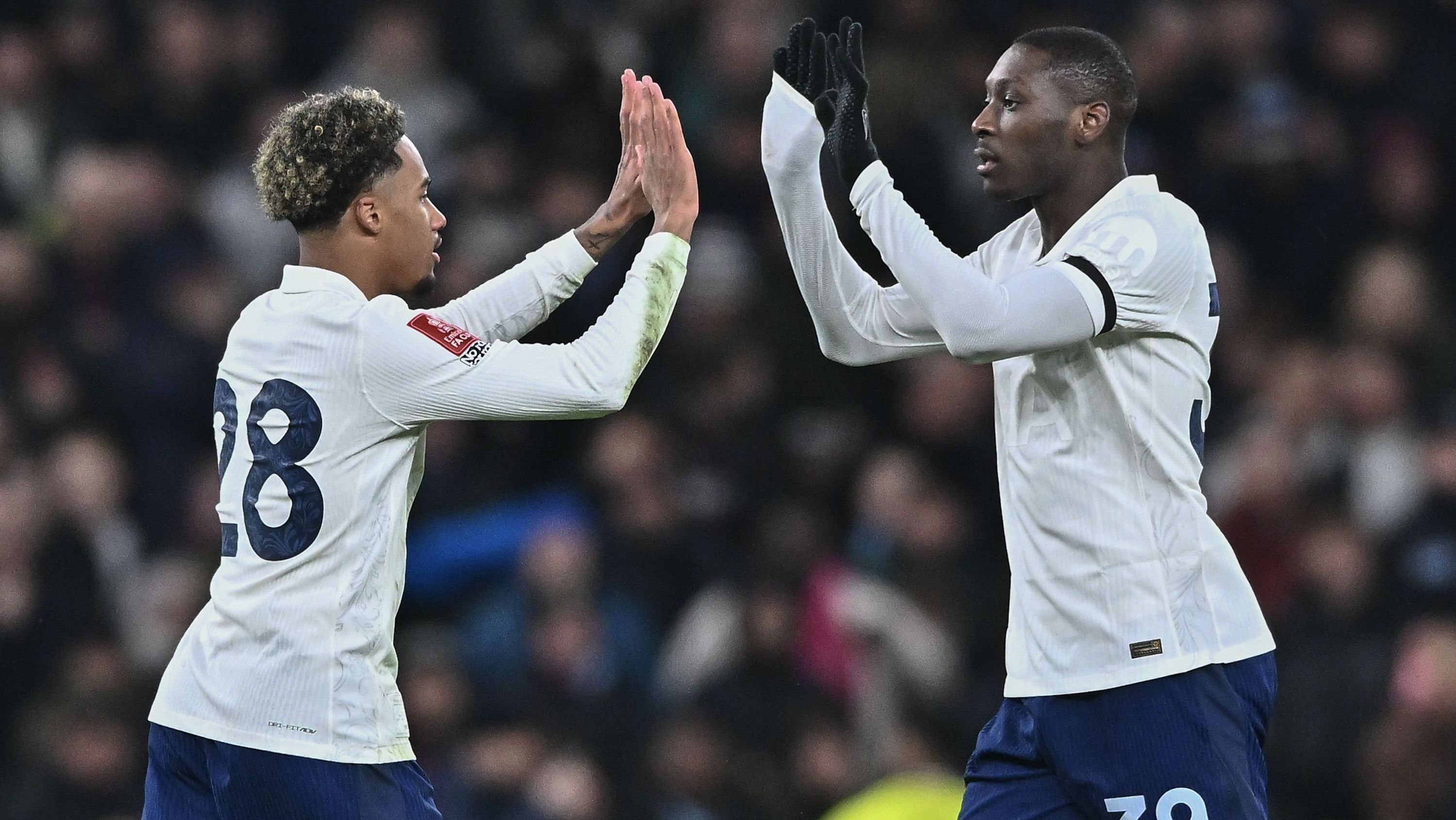 Odobert e Kolo Muani comemoram gol do Tottenham