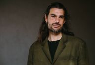 Quem é Oliver Laxe, diretor de Sirât, que criticou brasileiros no Oscar